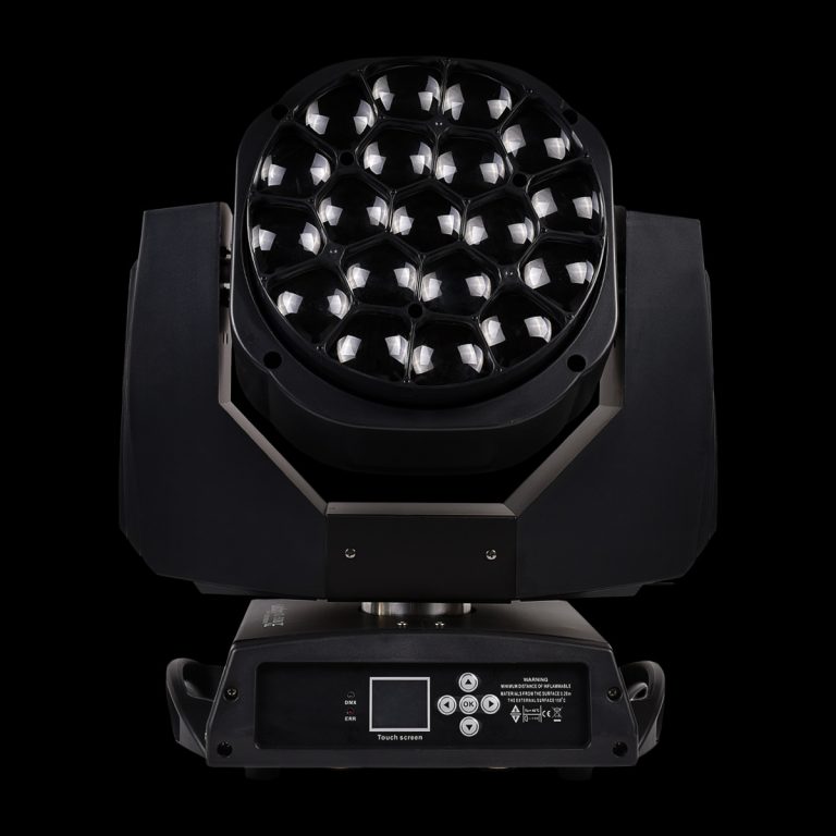 Testa Mobile Wash Zoom 19x15W in Prospettiva Frontale su Sfondo Nero