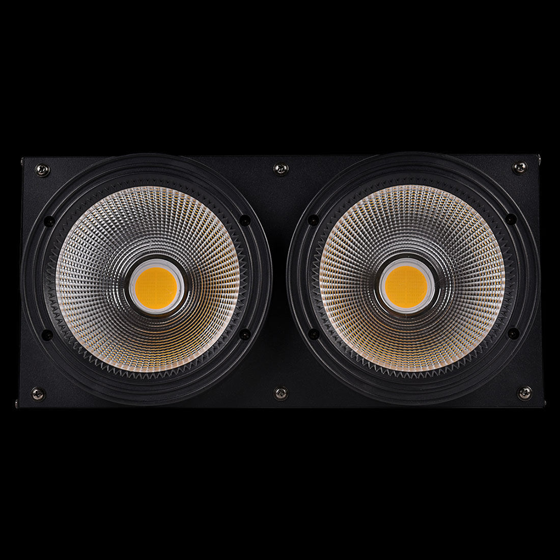 Accecatore_Strobo_LED_200W_Luce_Calda_DMX512_Inpu_Output_Powercon Accecatore Strobo LED 200W Luce Calda in Prospettiva Frontale su Sfondo Nero