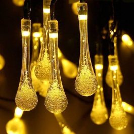 Catena Luminosa Solare di Natale a Forma di Goccia a 50 LED con 8 giochi di Luce per uso Interno/Esterno (Luce Calda)