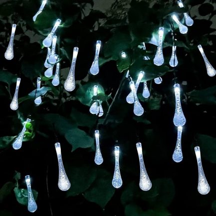Catena Luminosa Solare di Natale a Forma di Goccia a 50 LED con 8 giochi di Luce per uso Interno/Esterno (Luce Bianca) - immagine 2