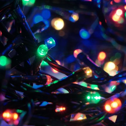 Catena Luminosa di Natale a 500 LED con 8 giochi di Luce per uso Interno/Esterno (Luce Multicolore) - immagine 2
