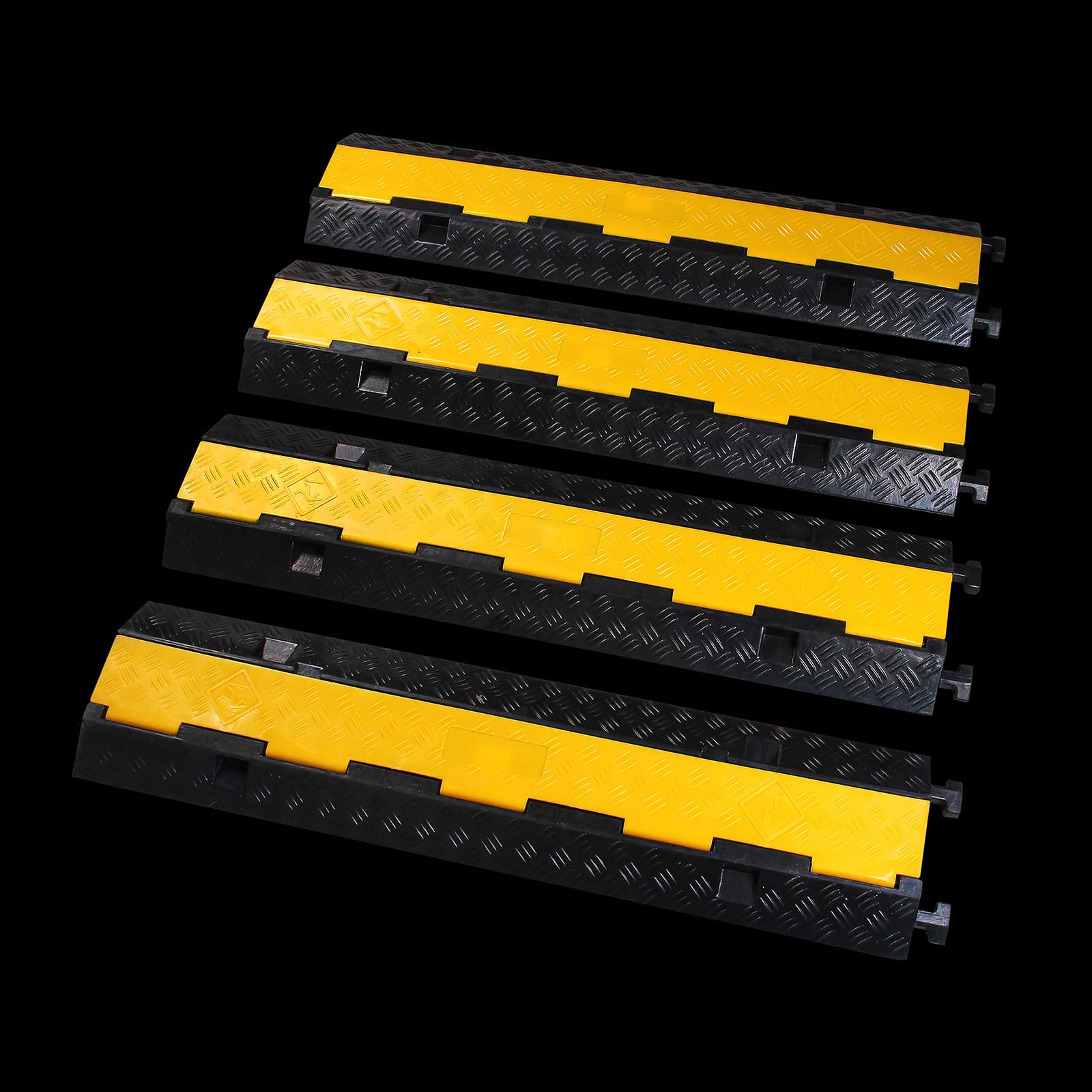 Canaline_Passacavo_in_Gomma_2_Vie Pedane Passacavo in Gomma e PVC su Sfondo Nero