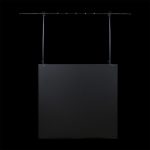 Tavolo DJ Professionale in Acciaio in Prospettiva Frontale su Sfondo Nero