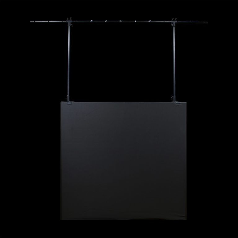 Tavolo DJ Professionale in Acciaio in Prospettiva Frontale su Sfondo Nero