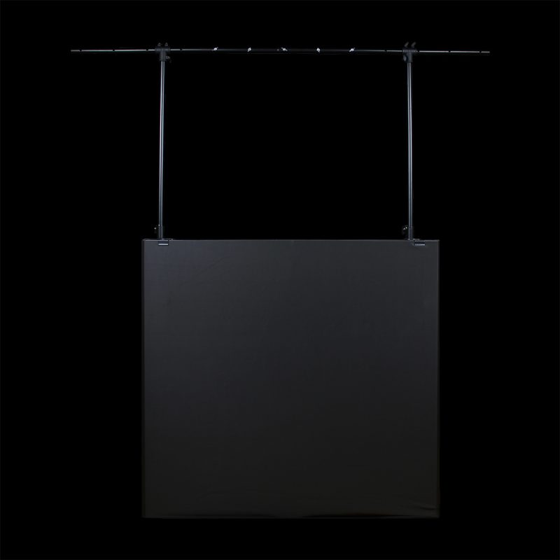 Tavolo DJ Professionale in Acciaio in Prospettiva Frontale su Sfondo Nero