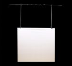 Tavolo DJ Professionale in Acciaio Nero con Tessuto Bianco su Sfondo Nero