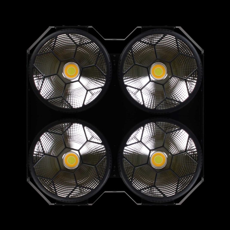 Accecatore 4x100W LED COB Caldo/Freddo in Prospettiva Frontale su Sfondo Nero