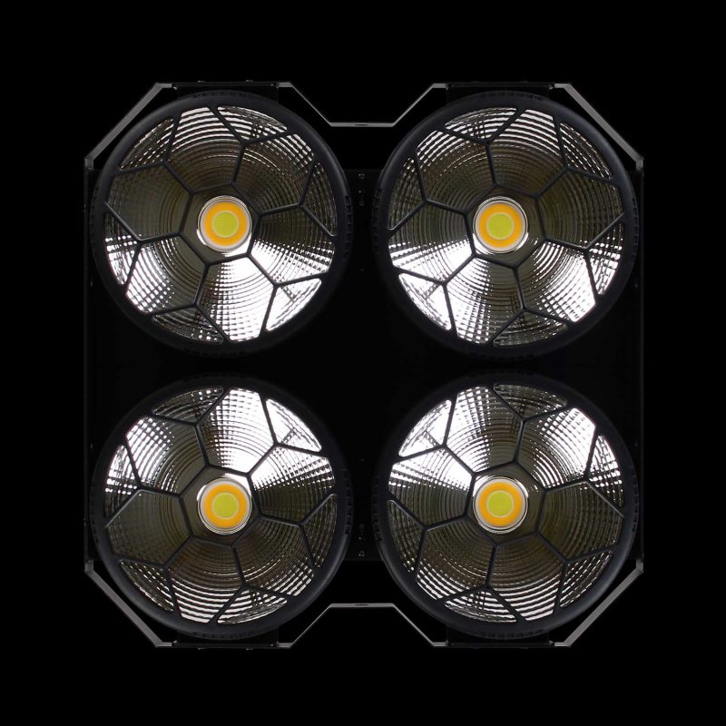 Accecatore 4x100W LED COB Caldo/Freddo in Prospettiva Frontale su Sfondo Nero