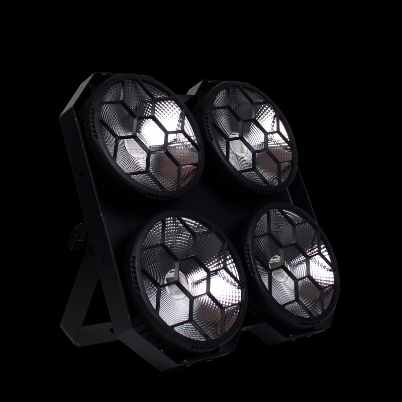 Accecatore Professionale 4x100W RGB su Sfondo Nero